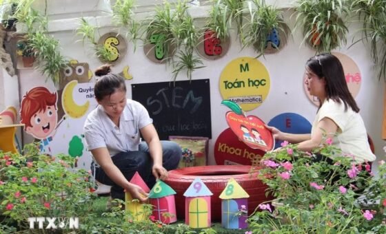 Giáo viên mầm non Thanh Lòa chuẩn bị đồ dùng cho trẻ