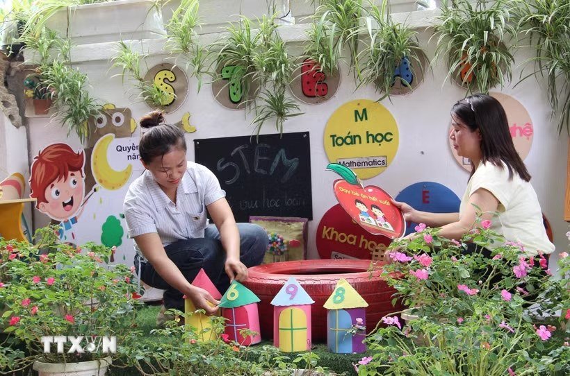 Giáo viên mầm non Thanh Lòa chuẩn bị đồ dùng cho trẻ