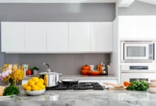 Căn bếp có tủ và thiết bị nấu ăn