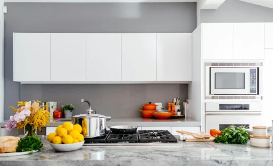Căn bếp có tủ và thiết bị nấu ăn