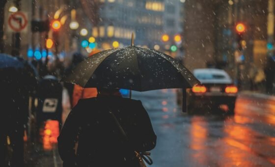 Mưa, ảnh chụp minh họa điều kiện thời tiết; không phải ảnh một trận lũ quét cụ thể