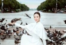 Hoa hậu Tô Diệp Hà thanh lịch trong tà áo dài trắng tại trung tâm TPHCM