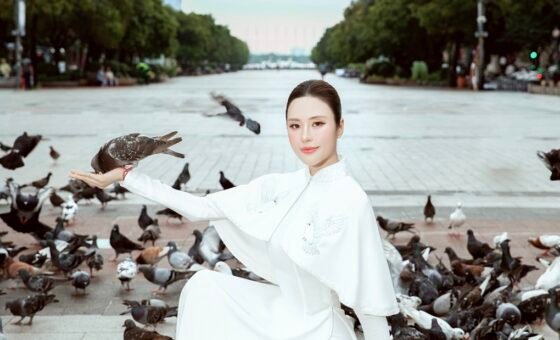 Hoa hậu Tô Diệp Hà thanh lịch trong tà áo dài trắng tại trung tâm TPHCM