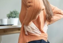 Bệnh nhân thực hiện các bài tập vật lý trị liệu phục hồi chức năng cột sống thắt lưng