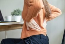 Bệnh nhân thực hiện các bài tập vật lý trị liệu phục hồi chức năng cột sống thắt lưng