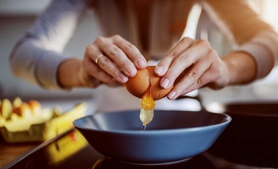 Trứng gà tươi giàu protein chuẩn và choline tốt cho sức khỏe tim mạch và não bộ
