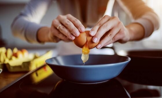 Trứng gà tươi giàu protein chuẩn và choline tốt cho sức khỏe tim mạch và não bộ