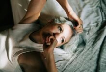 Phụ nữ tuổi trung niên gặp tình trạng suy giảm trí nhớ và mất tập trung do sương mù não