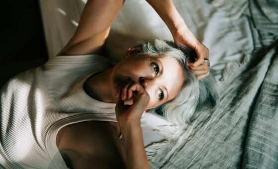 Phụ nữ tuổi trung niên gặp tình trạng suy giảm trí nhớ và mất tập trung do sương mù não