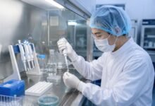 Nhân viên làm việc trong phòng thí nghiệm, ảnh tư liệu minh họa hoạt động nghiên cứu y sinh; không phải ảnh thử nghiệm MAI-DxO