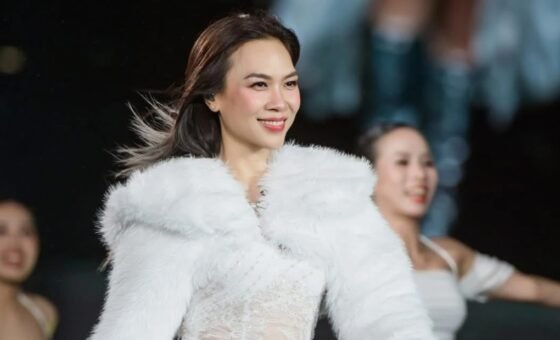 Hơn 40.000 khán giả đội mưa cổ vũ ca sĩ Mỹ Tâm trong concert See The Light