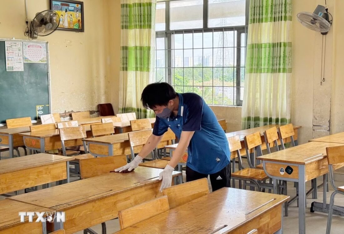 Giáo viên Trường THCS Hai Bà Trưng, xã Hiệp Phước vệ sinh, khử khuẩn lớp học sau khi ghi nhận 4 ca mắc não mô cầu