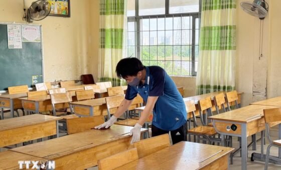 Giáo viên Trường THCS Hai Bà Trưng, xã Hiệp Phước vệ sinh, khử khuẩn lớp học sau khi ghi nhận 4 ca mắc não mô cầu