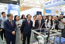 Bộ trưởng Bộ KH&CN Vũ Hải Quân và các đại biểu tham quan không gian triển lãm trong khuôn khổ Ngày Chuyển đổi số quốc gia năm 2026
