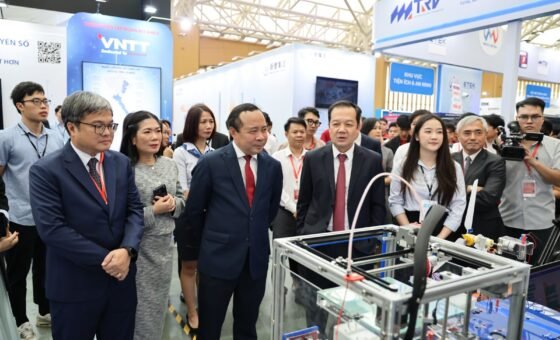 Bộ trưởng Bộ KH&CN Vũ Hải Quân và các đại biểu tham quan không gian triển lãm trong khuôn khổ Ngày Chuyển đổi số quốc gia năm 2026