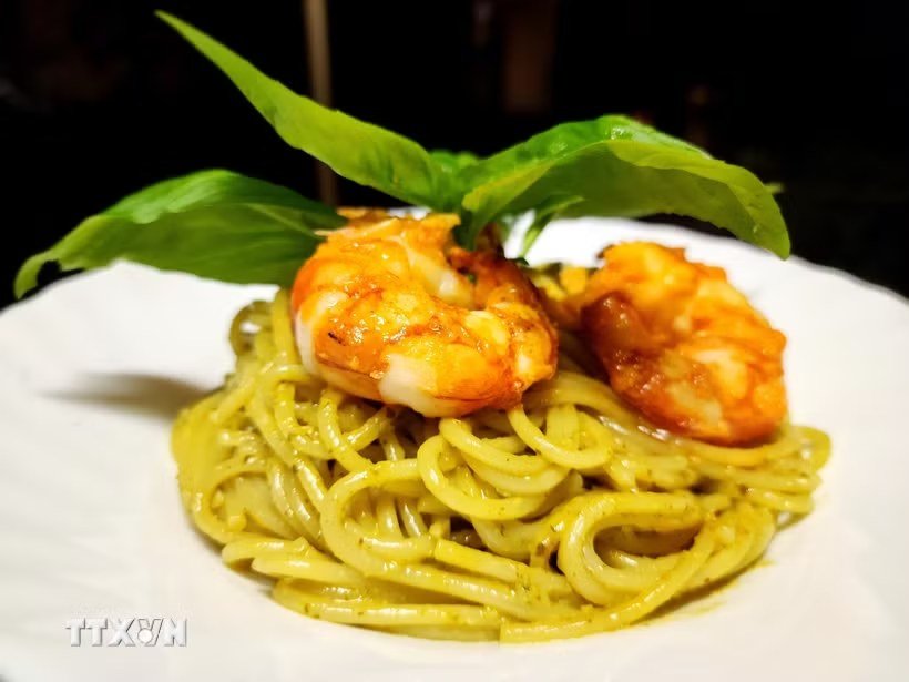 Pasta kết hợp xốt pesto và tôm