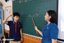 Cô trò giao tiếp bằng ngôn ngữ ký hiệu trong lớp