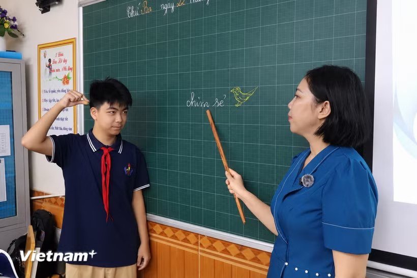 Cô trò giao tiếp bằng ngôn ngữ ký hiệu trong lớp