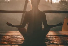 Người ngồi thư giãn ngoài trời dưới ánh nắng