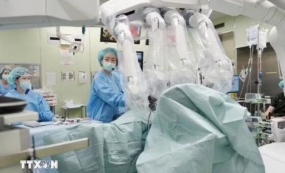 Bác sỹ thực hiện ca phẫu thuật tại Bệnh viện trực thuộc Đại học Hirosaki, tỉnh Aomori, Nhật Bản với sự tham gia của bác sỹ điều khiển robot từ xa