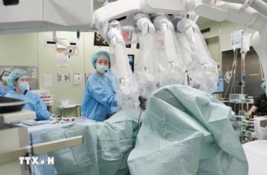 Bác sỹ thực hiện ca phẫu thuật tại Bệnh viện trực thuộc Đại học Hirosaki, tỉnh Aomori, Nhật Bản với sự tham gia của bác sỹ điều khiển robot từ xa