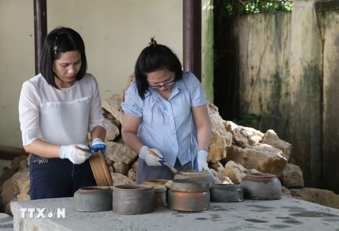 Cán bộ làm sạch nhóm đồ sành được phát hiện tại Hoa Lư
