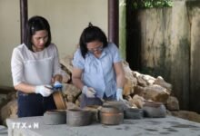 Cán bộ làm sạch nhóm đồ sành được phát hiện tại Hoa Lư
