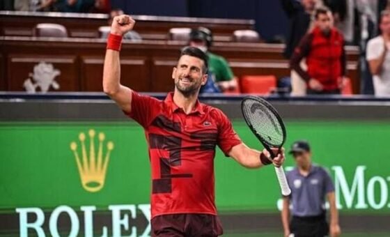 Novak Djokovic nâng cúp vô địch China Open 2026 trong mùa giải nhiều biến động