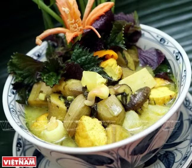 Món ốc om cùng chuối xanh và đậu phụ
