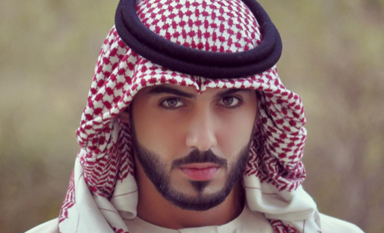 Ngoại hình phong trần ở tuổi trung niên của người mẫu Omar Borkan Al Gala