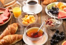 Bữa sáng cân bằng dinh dưỡng với yến mạch, sữa chua lên men và trái cây giàu vitamin C