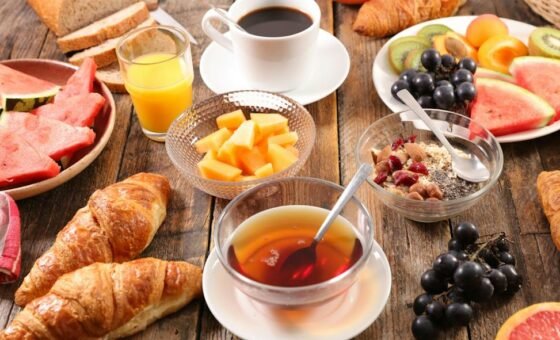 Bữa sáng cân bằng dinh dưỡng với yến mạch, sữa chua lên men và trái cây giàu vitamin C