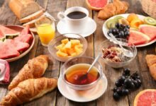 Bữa sáng cân bằng dinh dưỡng với yến mạch, sữa chua lên men và trái cây giàu vitamin C