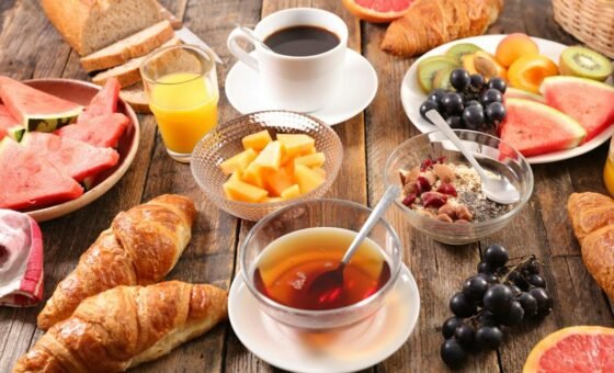 Bữa sáng cân bằng dinh dưỡng với yến mạch, sữa chua lên men và trái cây giàu vitamin C