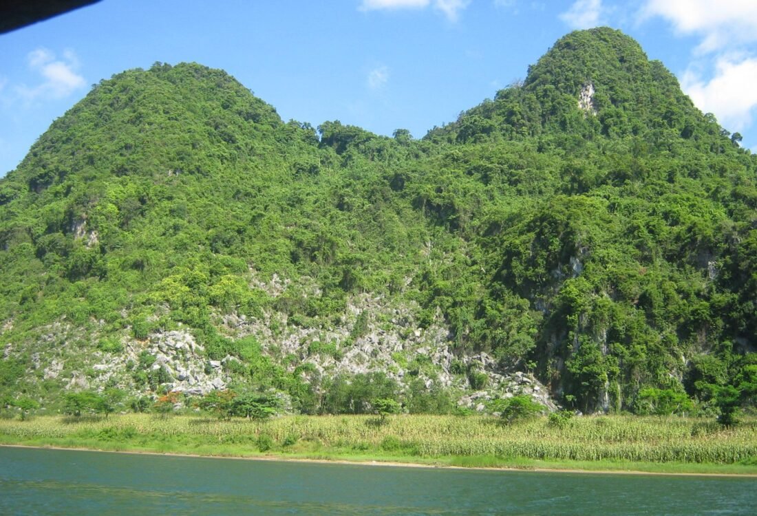 Dãy núi đá vôi tại Vườn quốc gia Phong Nha Kẻ Bàng