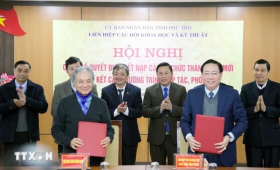 Phó Giáo sư, tiến sỹ Trương Mạnh Tiến, Chủ tịch Hội Kinh tế Môi trường Việt Nam ký kết các chương trình hợp tác với Liên hiệp các Hội Khoa học và Kỹ thuật tỉnh Phú Thọ