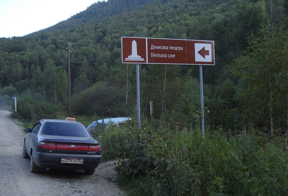 Biển chỉ dẫn gần hang Denisova tại Siberia trong ảnh tư liệu
