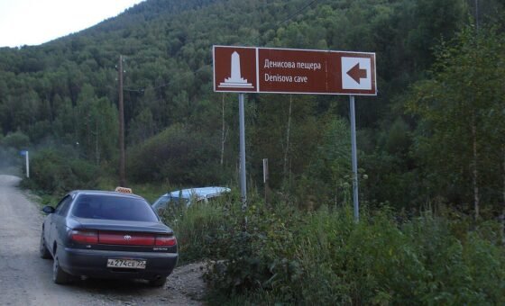 Biển chỉ dẫn gần hang Denisova tại Siberia trong ảnh tư liệu