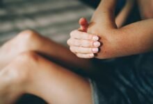 Bệnh nhân vảy nến chăm sóc vùng da tổn thương bong vảy và tìm hiểu hoạt chất pantethine kháng viêm