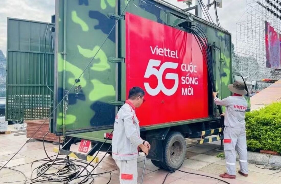 Nhân viên Viettel lắp đặt thiết bị 5G phục vụ nhu cầu kết nối tại Quảng Ninh