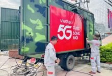 Nhân viên Viettel lắp đặt thiết bị 5G phục vụ nhu cầu kết nối tại Quảng Ninh