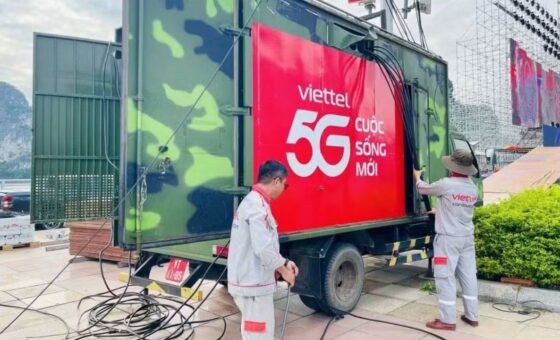 Nhân viên Viettel lắp đặt thiết bị 5G phục vụ nhu cầu kết nối tại Quảng Ninh