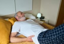 Bệnh nhân thoái hóa khớp háng kê gối giữa hai đầu gối khi nằm nghiêng để giảm áp lực khớp ban đêm