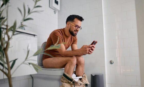 Nam giới thay đổi thói quen ngồi tiểu để bảo vệ bàng quang và tuyến tiền liệt