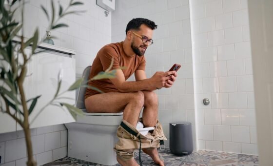 Nam giới thay đổi thói quen ngồi tiểu để bảo vệ bàng quang và tuyến tiền liệt