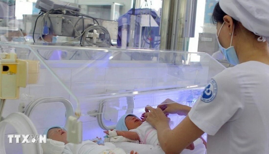 Nhân viên y tế thao tác trong khu hỗ trợ sinh sản, ảnh minh họa của bản tin về sinh con sau tuổi 40