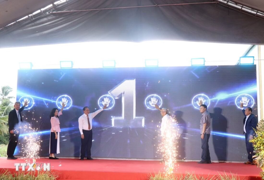 Các đại biểu thực hiện nghi thức khởi công dự án