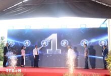 Các đại biểu thực hiện nghi thức khởi công dự án