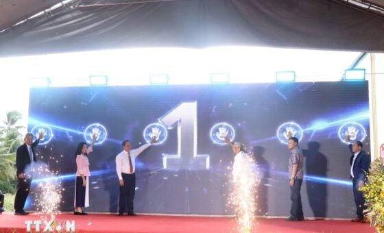 Các đại biểu thực hiện nghi thức khởi công dự án