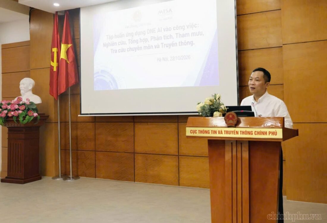 Cục trưởng Cục Thông tin và Truyền thông Chính phủ, Tổng Biên tập Báo Điện tử Chính phủ Nguyễn Hồng Sâm phát biểu khai mạc tập huấn